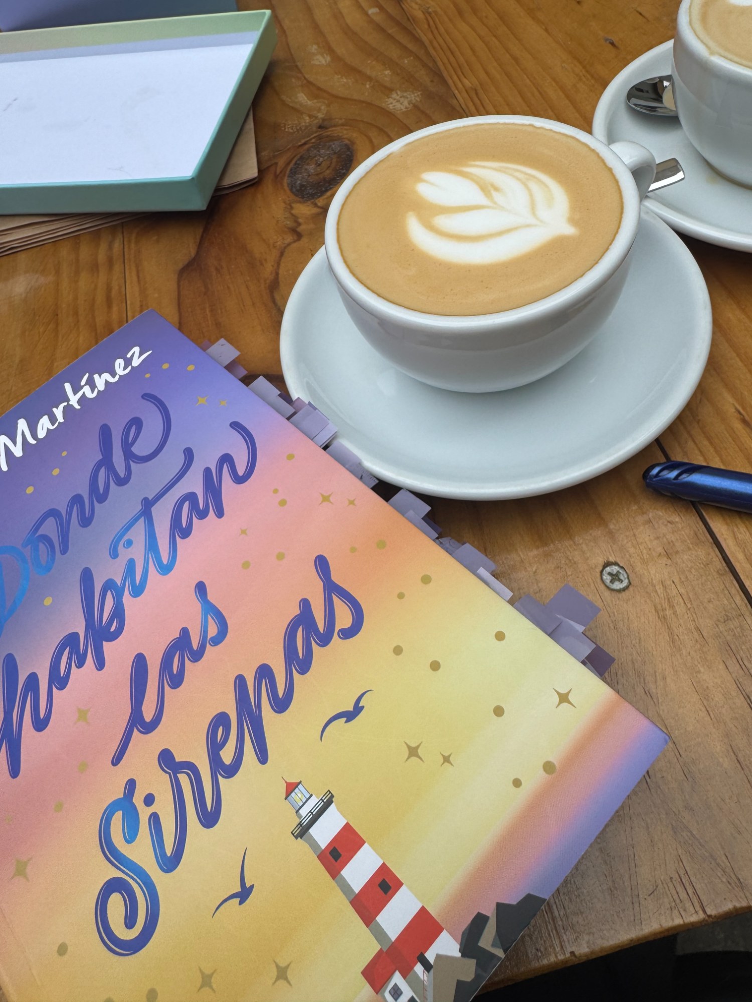 Café + Libro + Compañía = Panorama Perfecto